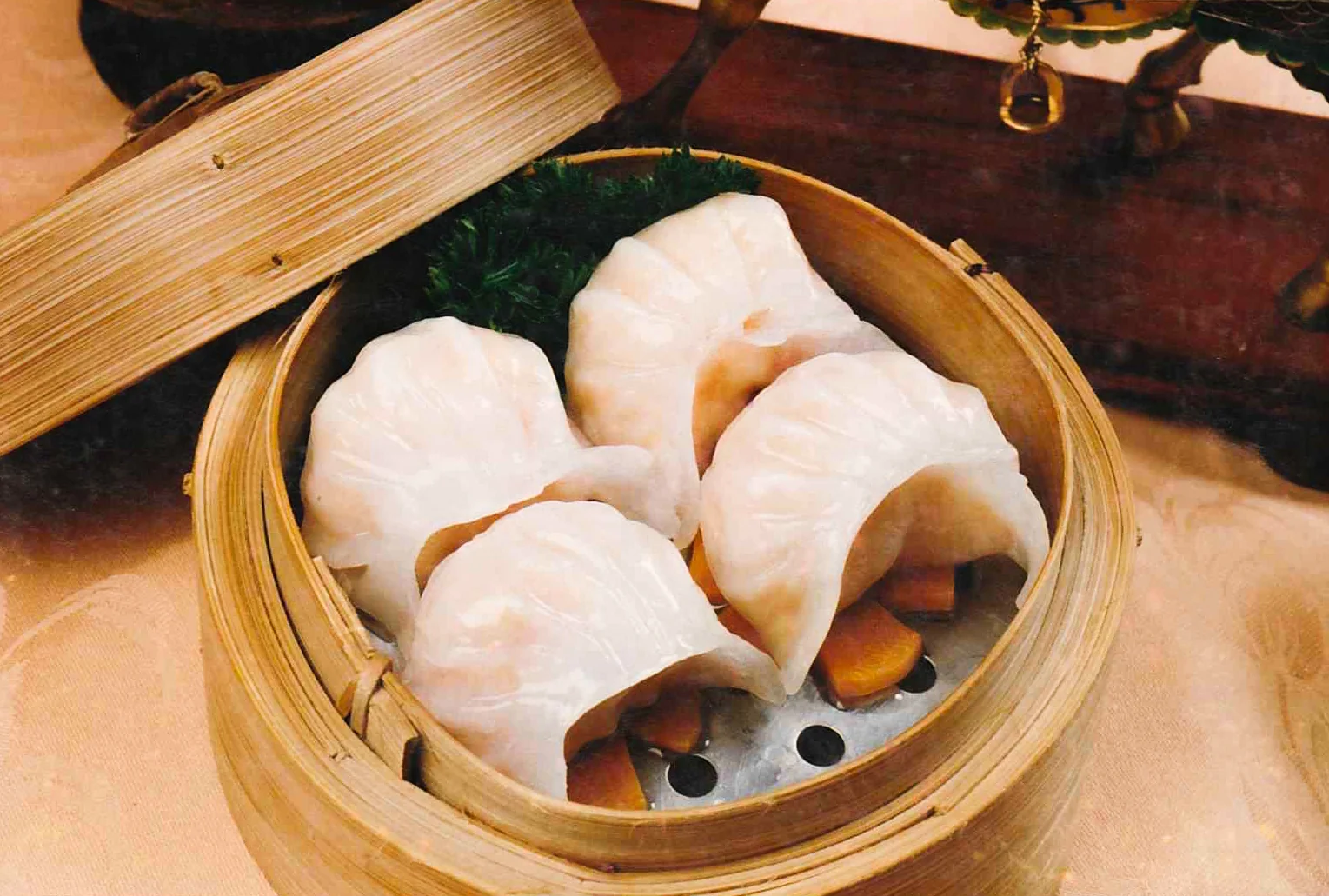 Raviolis Ha-Gau servis dans un panier vapeur