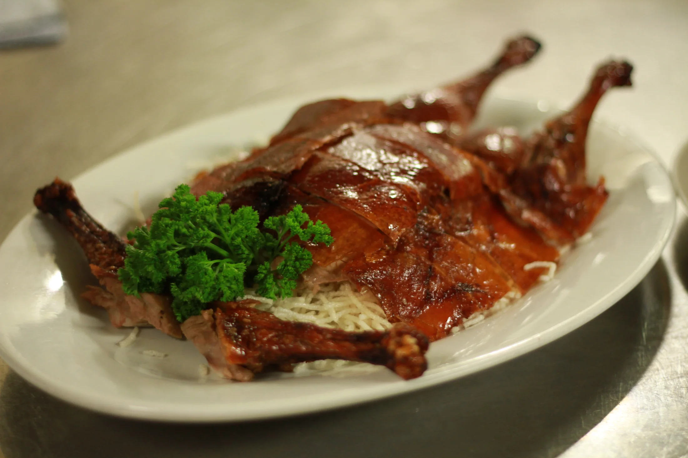 Canard rôti servi au restaurant Kwong Ming