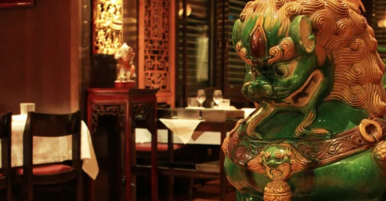 Lion gardien et tables dressées