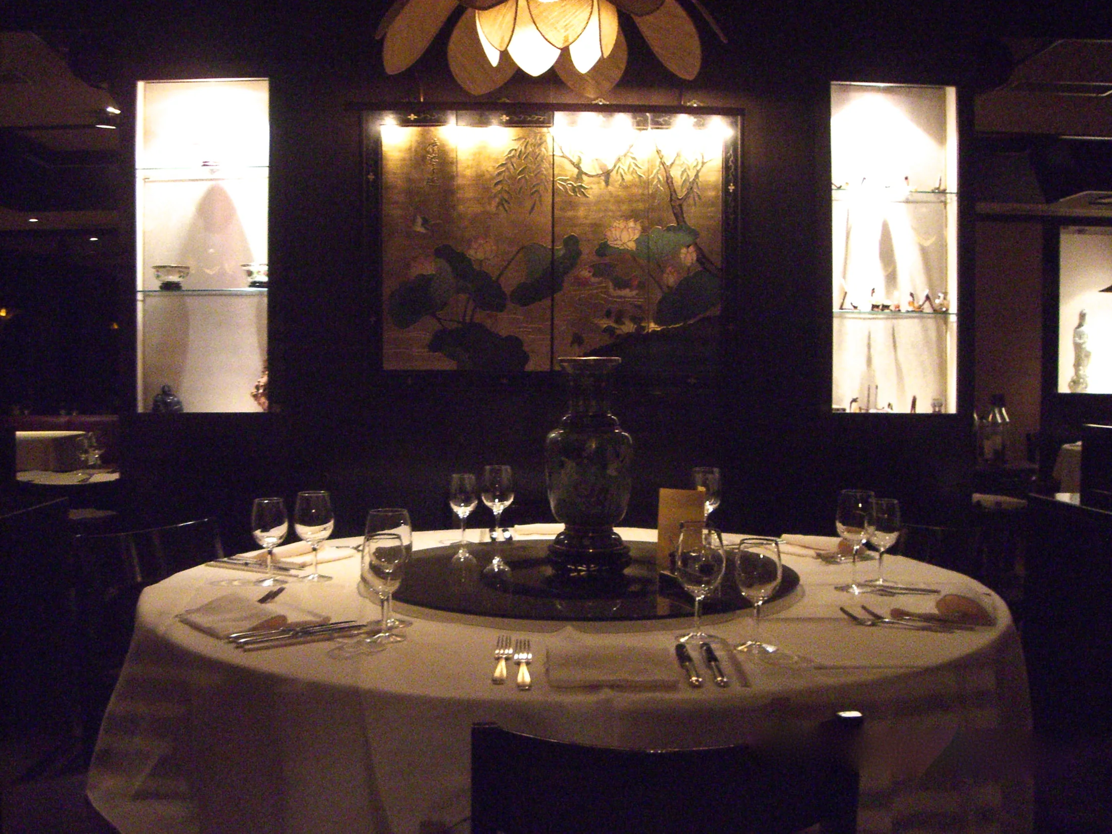 Grande table ronde dressée dans la salle