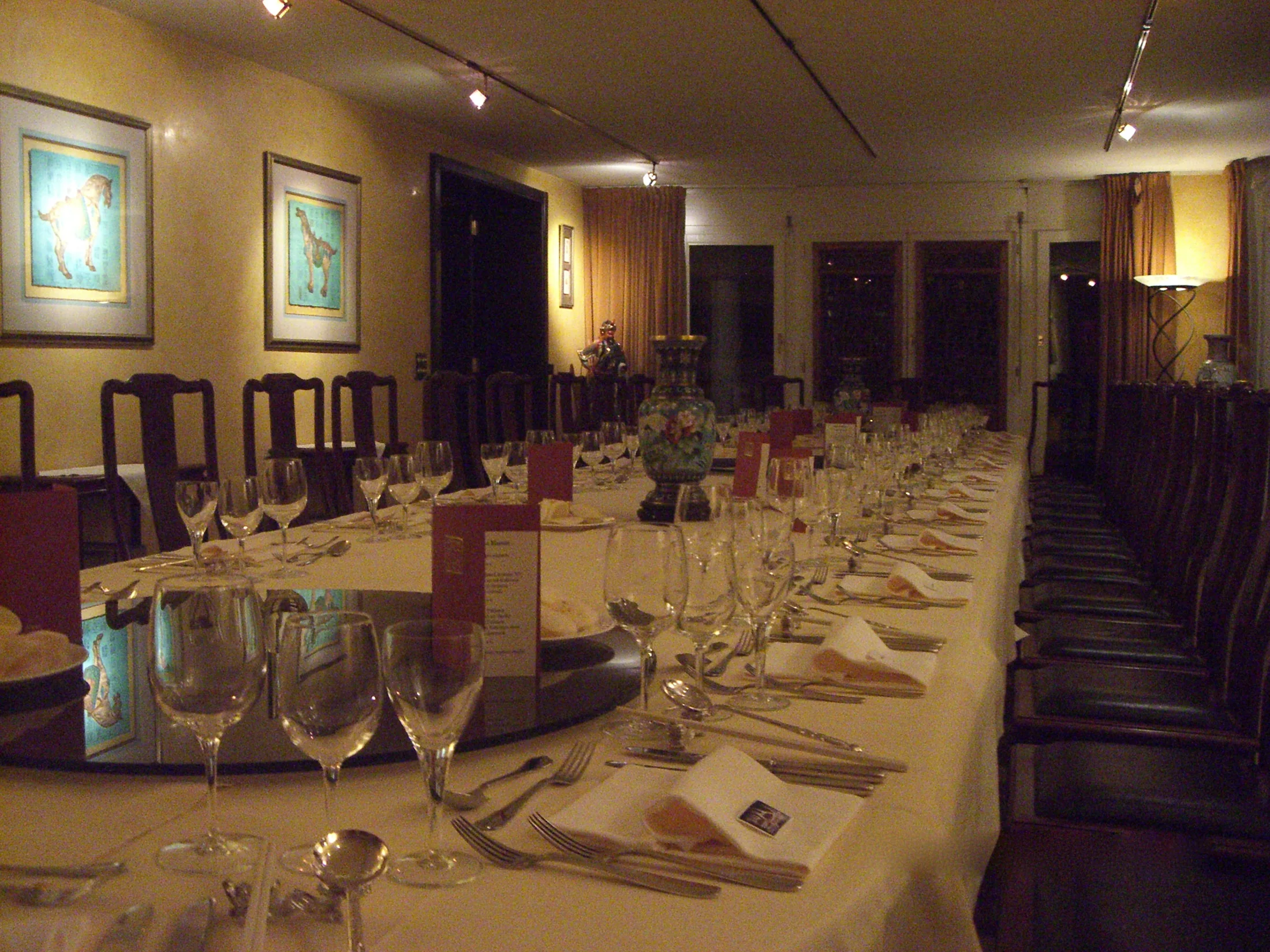 Longue table préparée pour un groupe